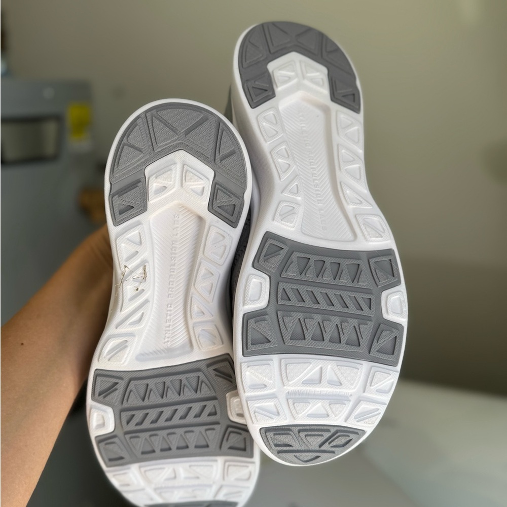 APL Techloom Wave Light Gray Athletic Shoes - Picture 4 of 4
